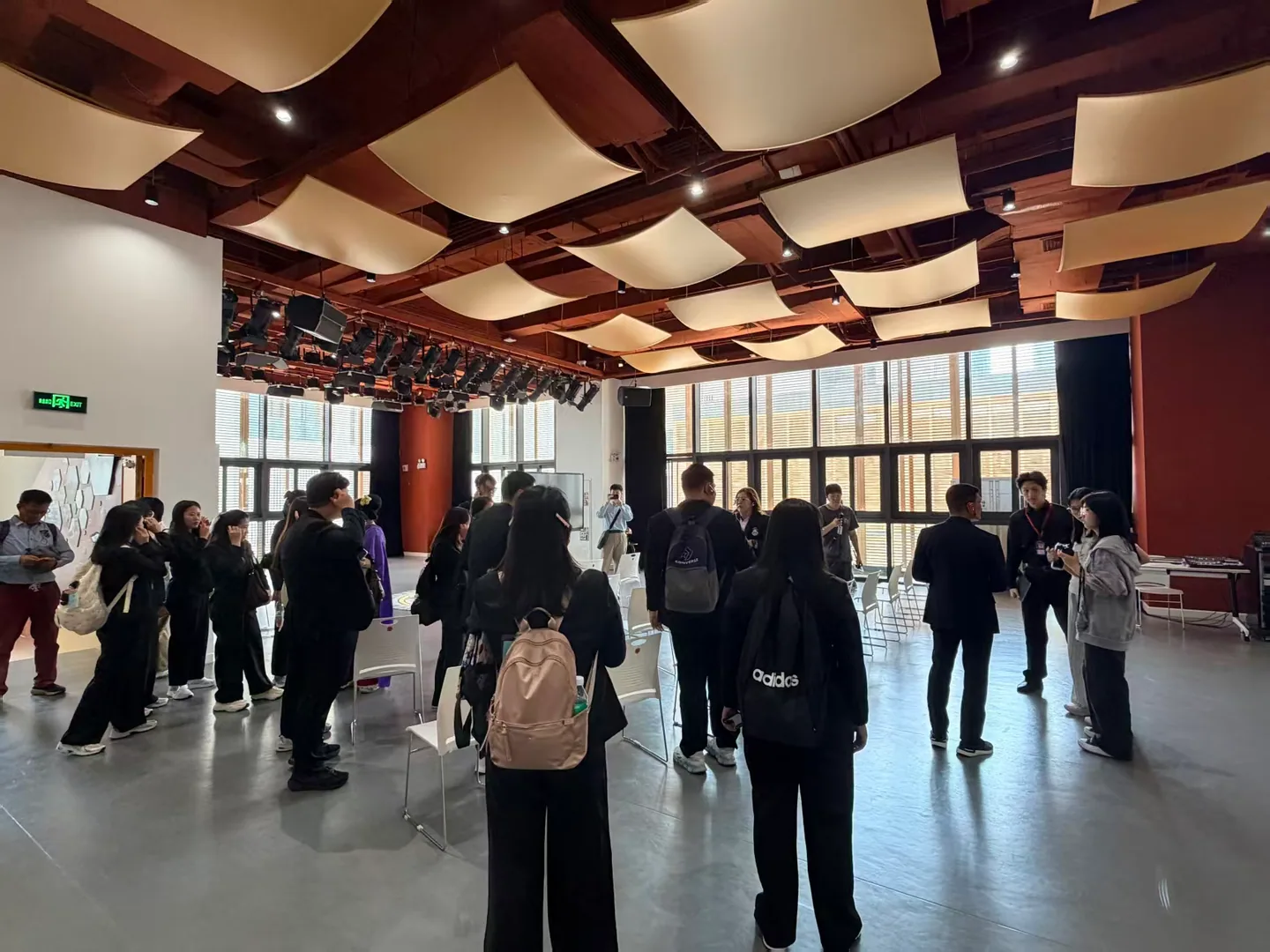来访师生在校园艺术教学空间交流