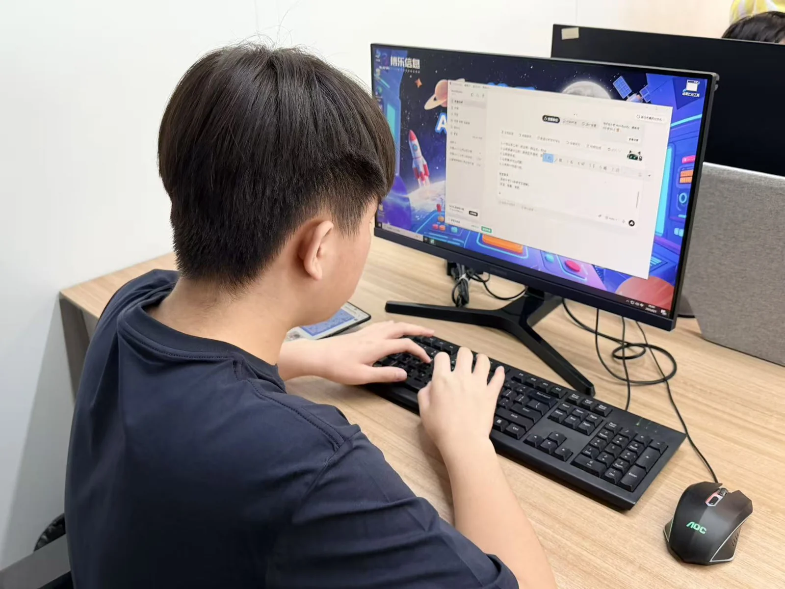 营员在电脑上完成科技创意项目
