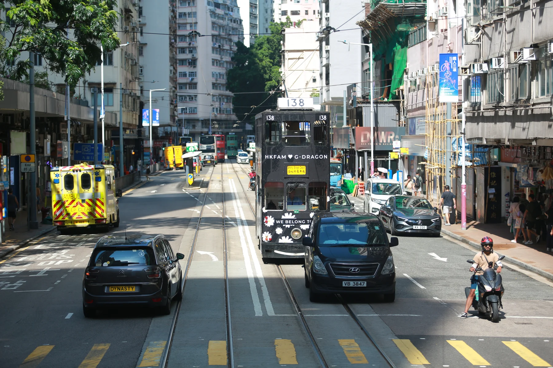 香港街道上的双层叮叮车与城市日常