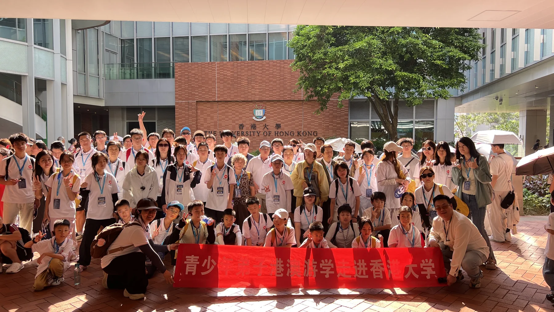 营员在香港大学校园合影