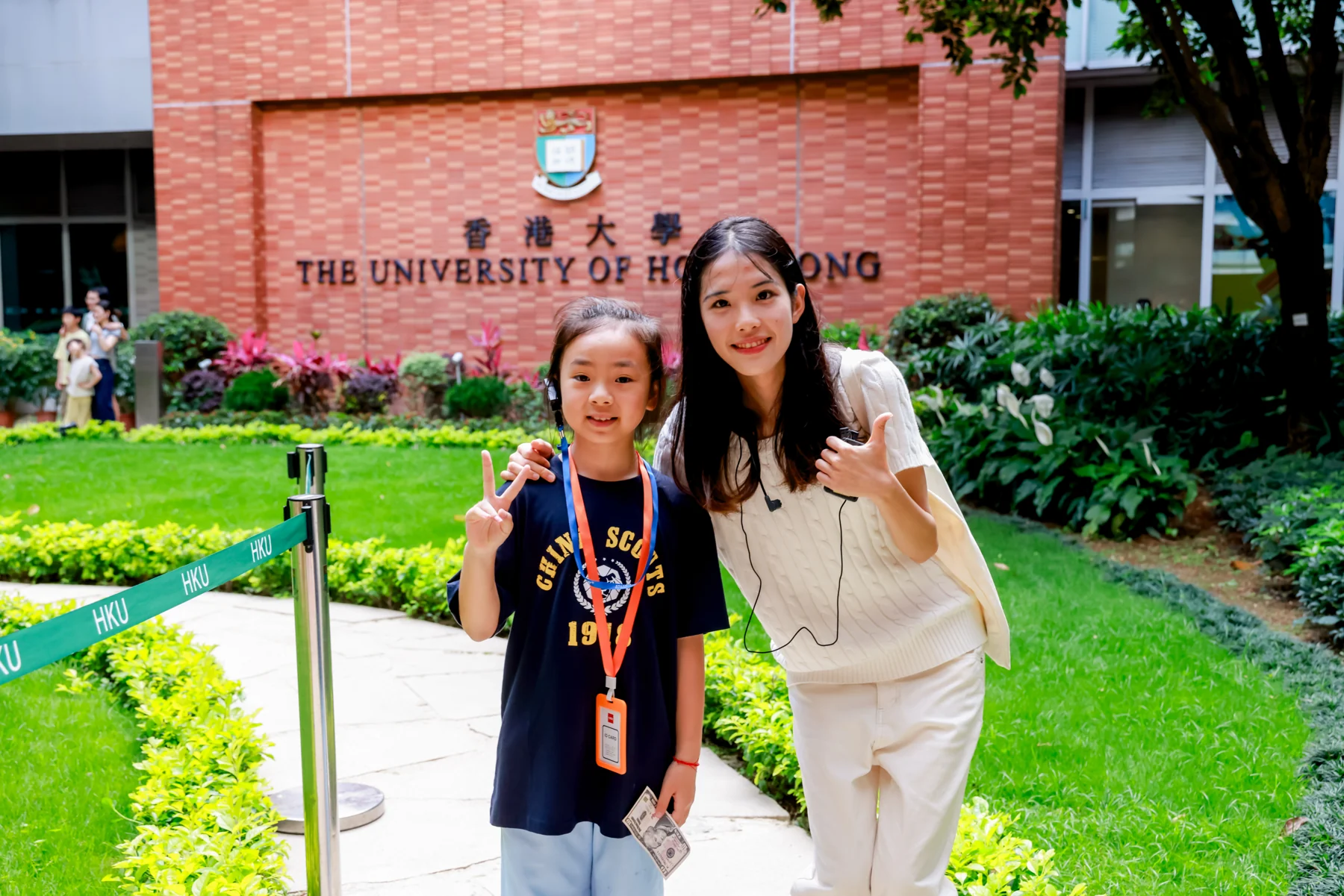 营员在香港大学校园参访时合影