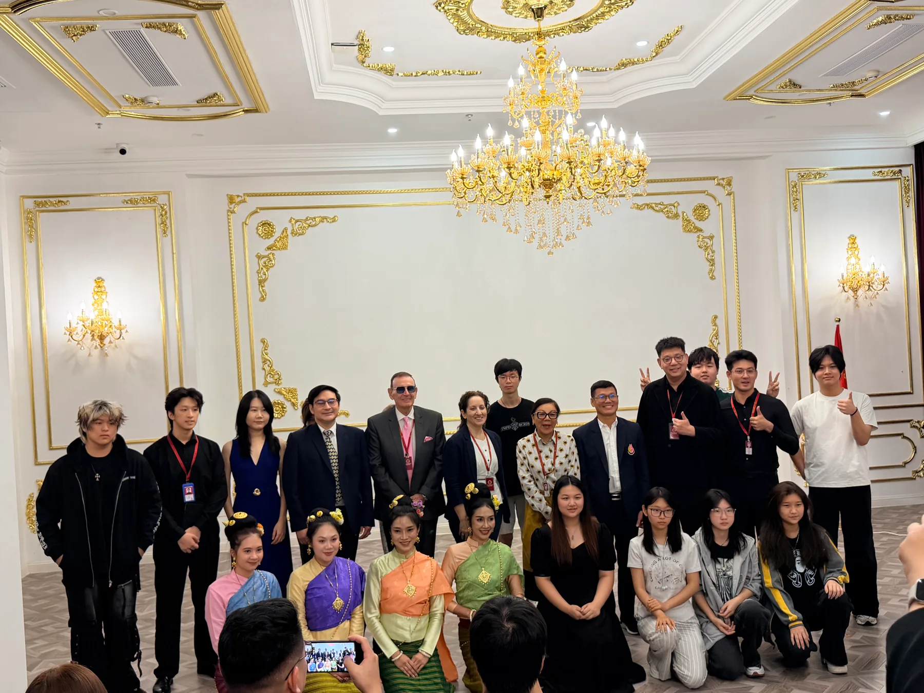 中泰院校交流活动的师生与参与者合影